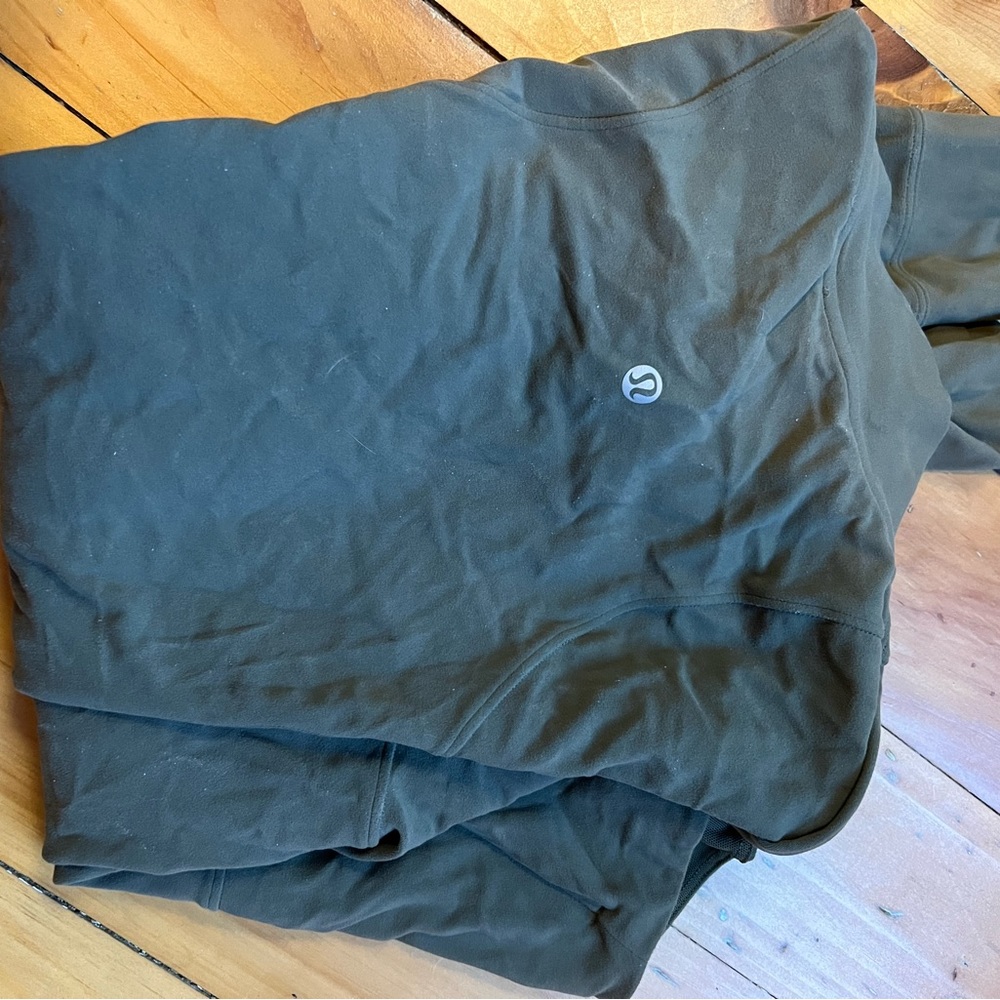 Lululemon size 6 green zip up. Excellent used condition no pilling